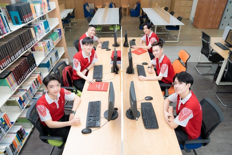 Sinh viên HIU được hỗ trợ tối đa thông qua các chương trình ôn tập trước kỳ thi, tài liệu học tập… cho kỳ thi VSTEP