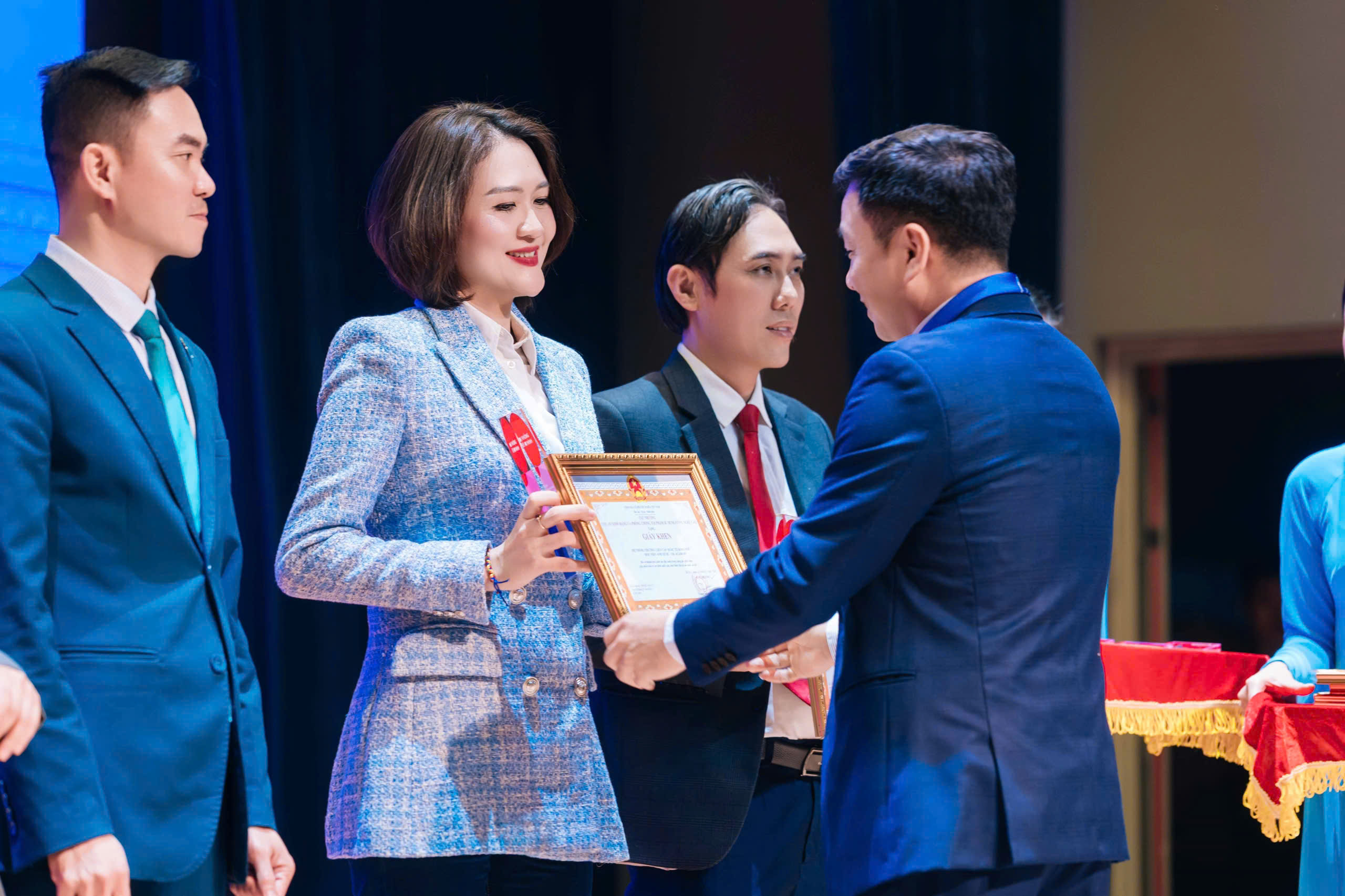 khong-mot-minh-uka&iSchool