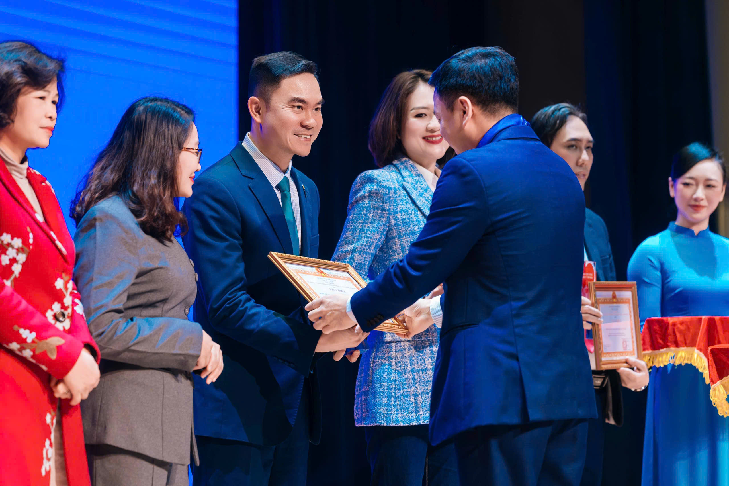 khong-mot-minh-uka&iSchool1