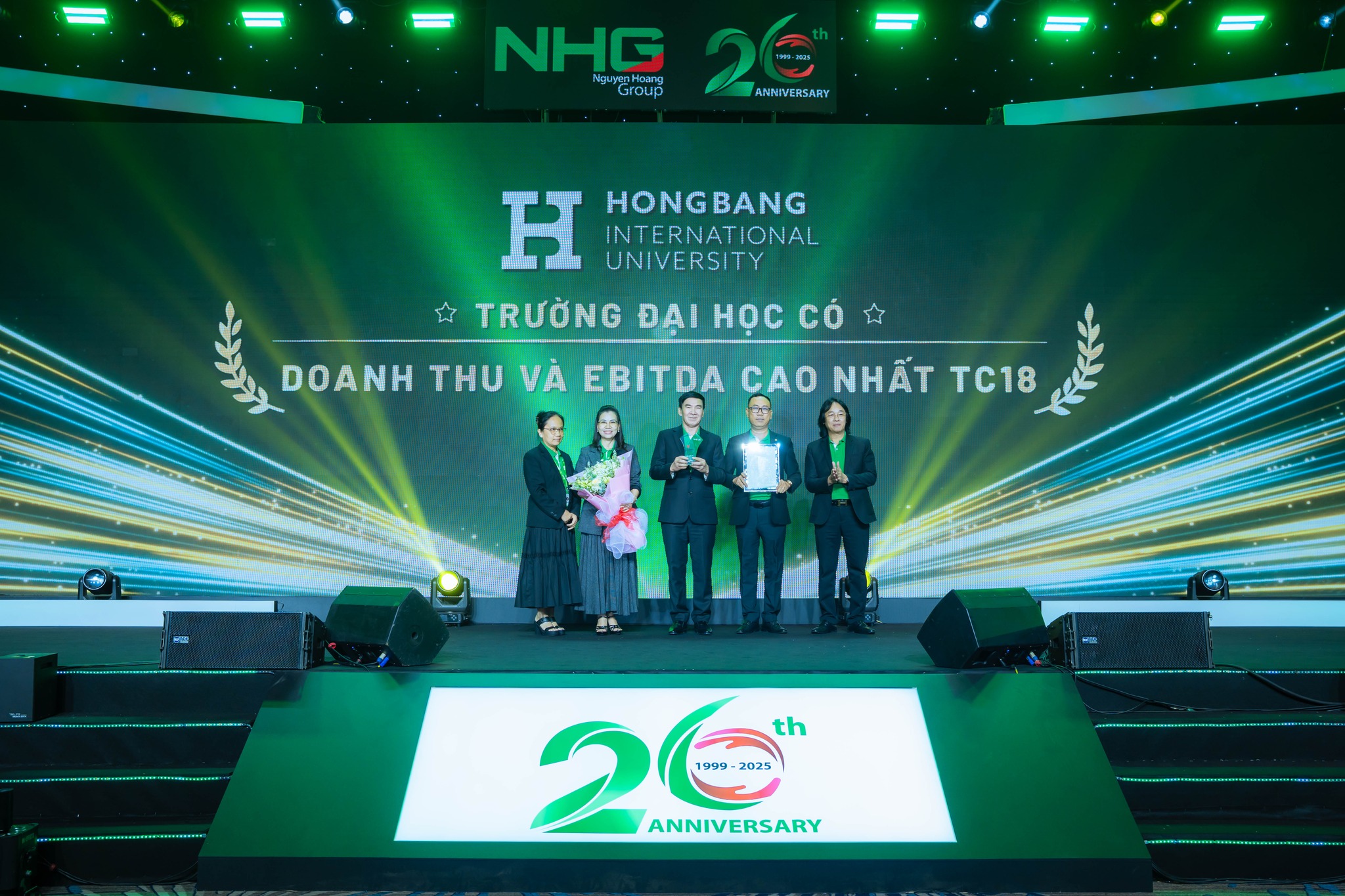 vinh-danh-tap-the-xuat-sac-HIU