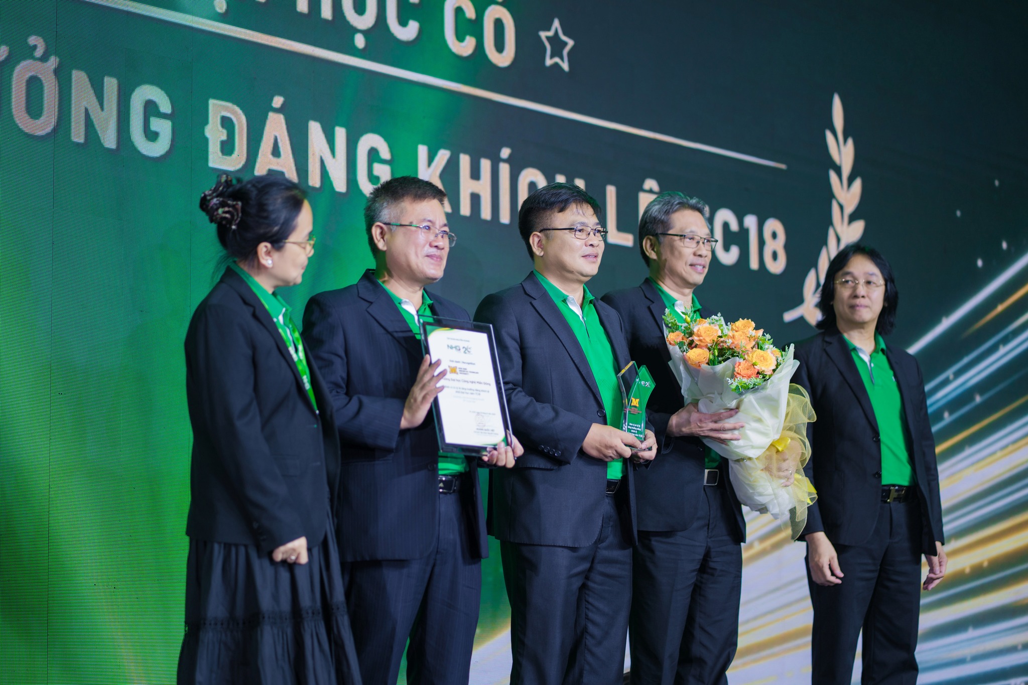 vinh-danh-tap-the-xuat-sac-MIT