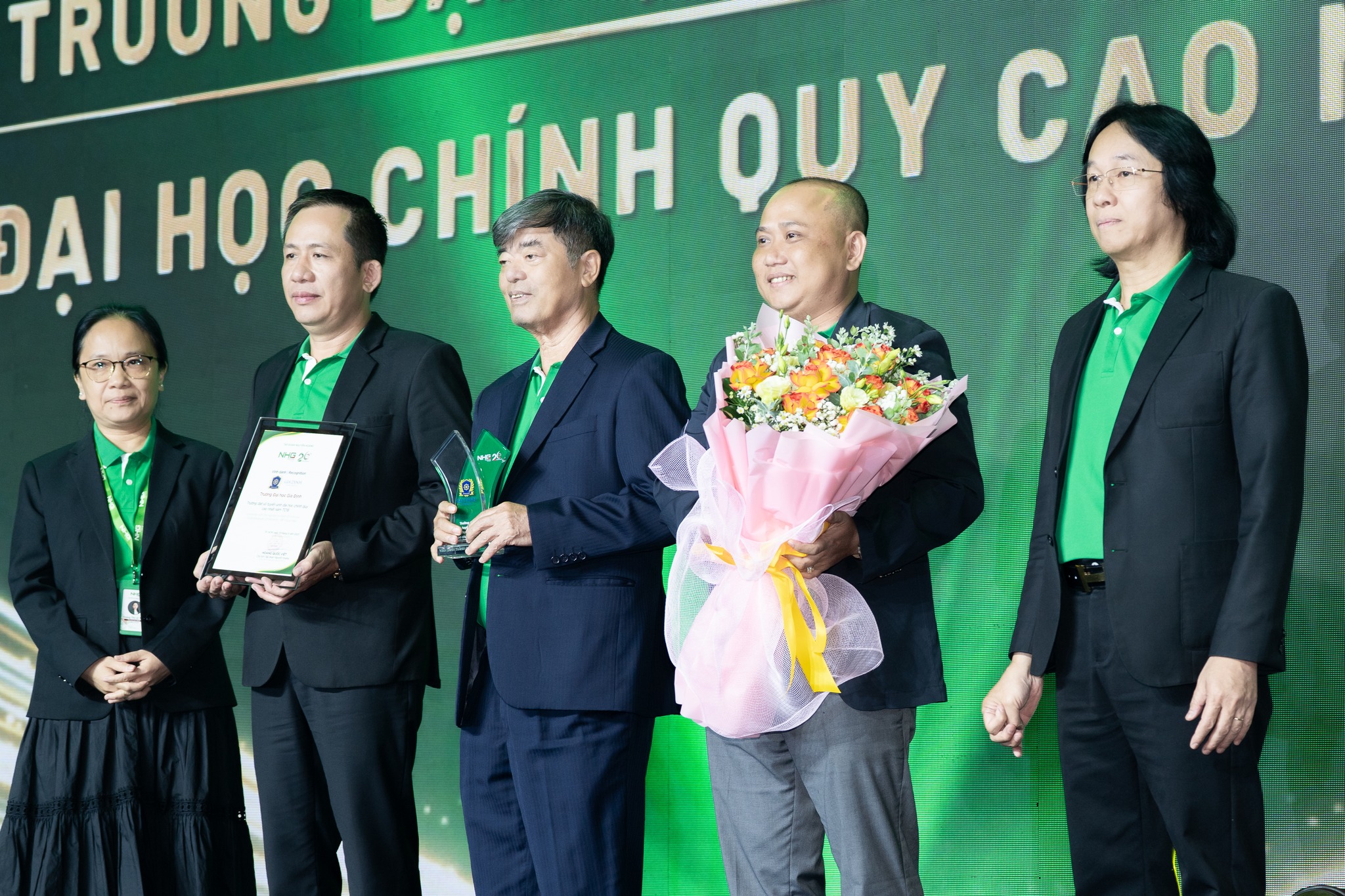 vinh-danh-tap-the-xuat-sac-GDU