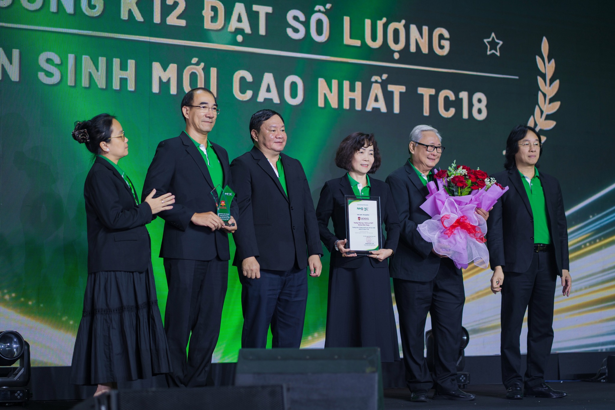 vinh-danh-tap-the-xuat-sac-iSchool-Nha-Trang