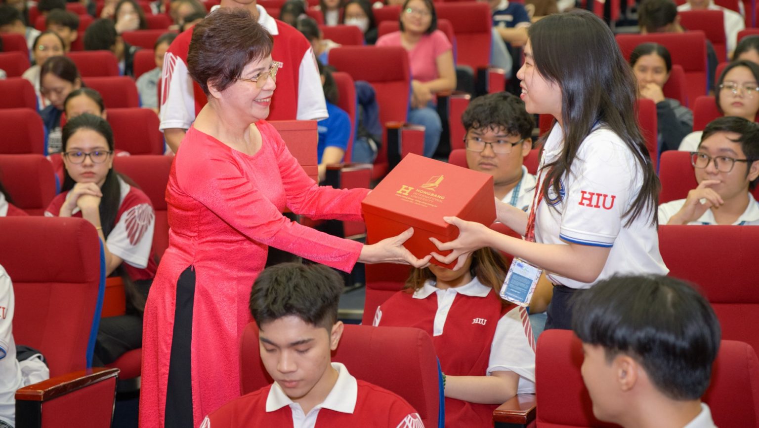 PGS.TS.BS. Lâm Hoài Phương – Phó Hiệu trưởng HIU trao quà tết đến các bạn sinh viên