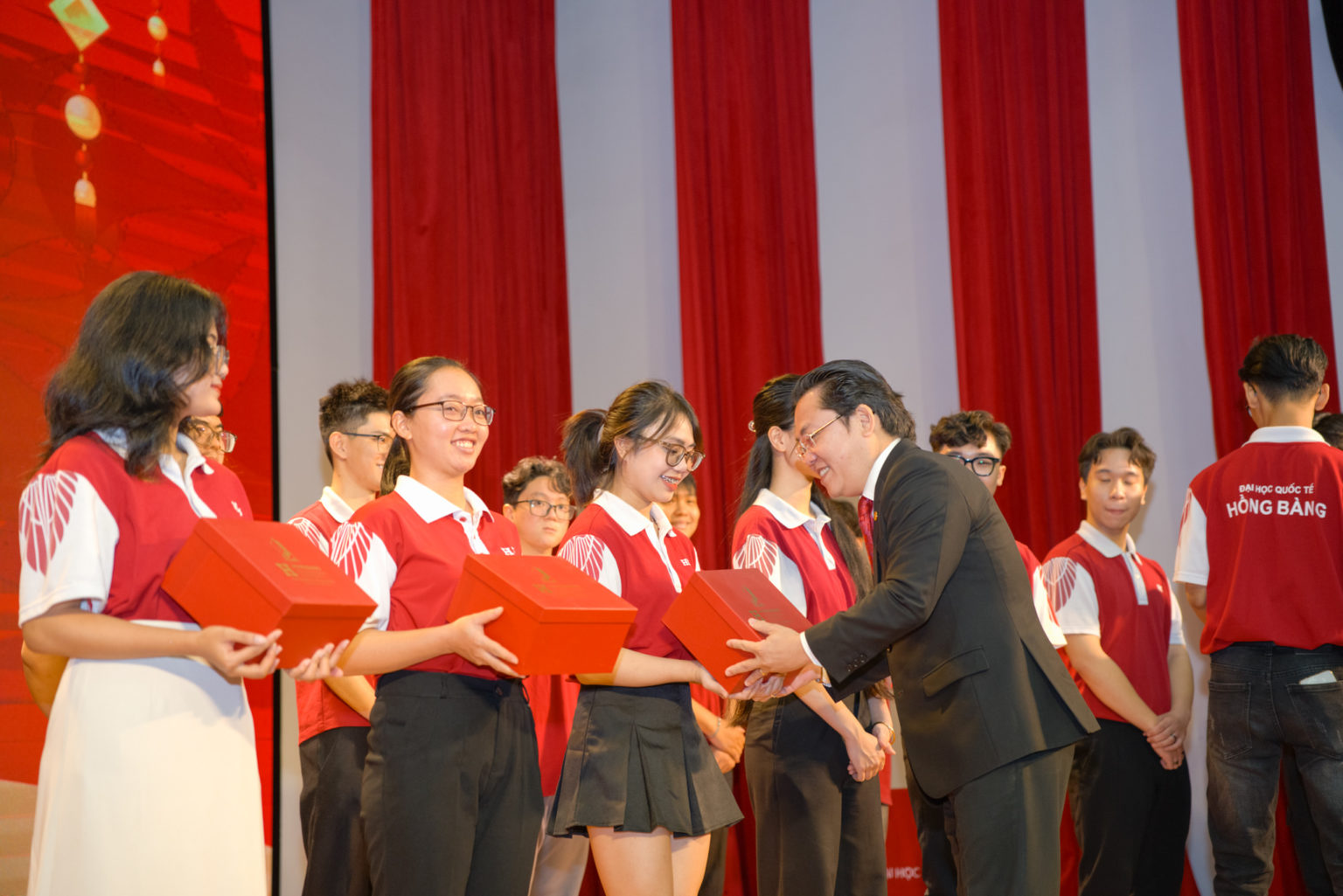 PGS.TS. Nguyễn Hữu Huy Nhựt – Phó Hiệu trưởng HIU tại buổi lễ trao quà tết cho sinh viên HIU