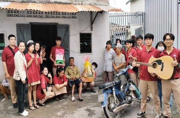 Chuyến xe thiện nguyện của trường iSchool Ninh Thuận đem mùa Tết ấm áp. Ảnh: iSchool Ninh Thuận.