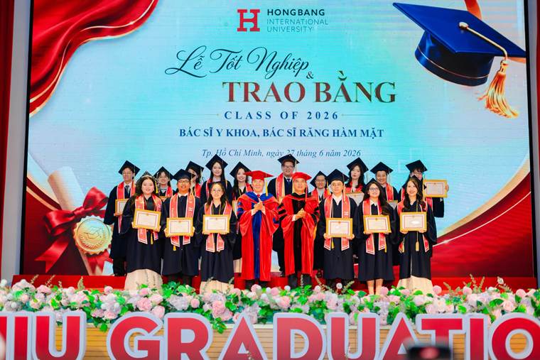 Có thể là hình ảnh về văn bản cho biết 'H INTERNATIONAL HONGBANG UNIVERSITY LTết LTotNghiệp Tết Nghiệp TRAO TRAOBĂN BẰNG CLASS OF 2026 BÁC sĩ Y KHOA, BÁC sĨ RĂNG HÀM MẶT Tp. Hồ Chỉ Minh, ngày tháng 6 năm 2026 នគានំកអងង ज GRADIATIO GRAD'