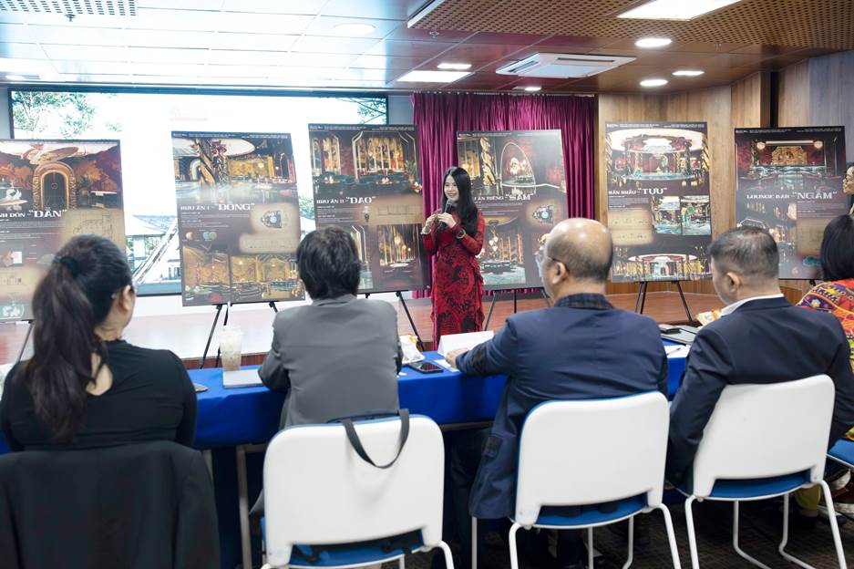 A person standing in front of a group of people
AI-generated content may be incorrect.