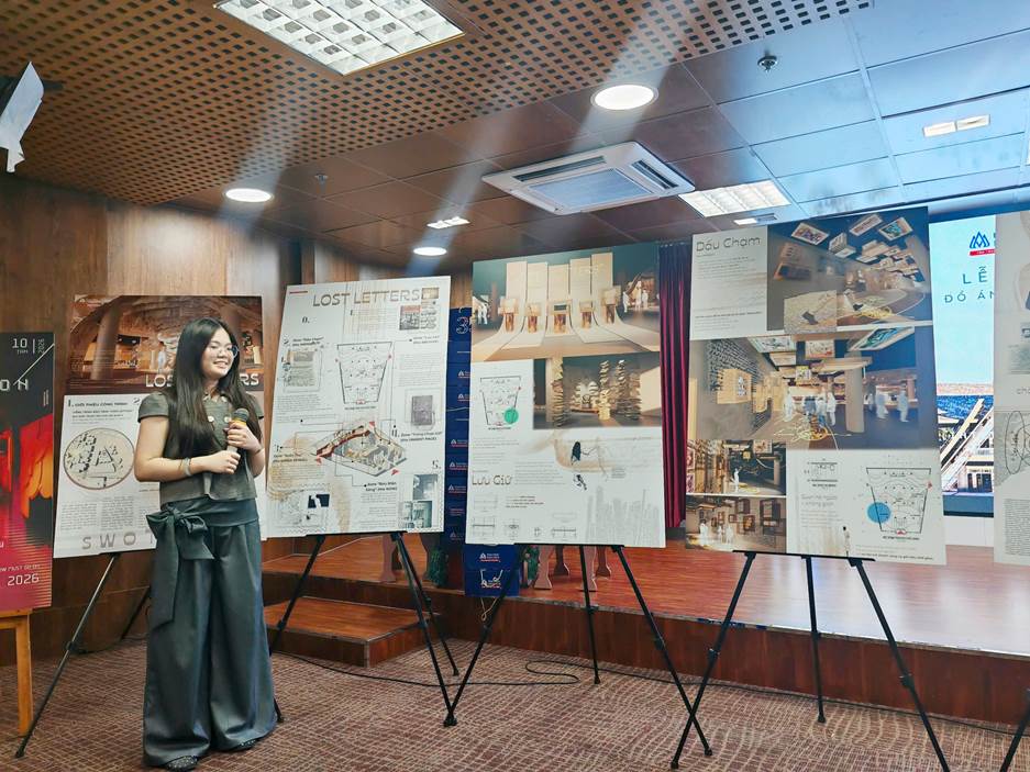 A person standing in front of a display
AI-generated content may be incorrect.