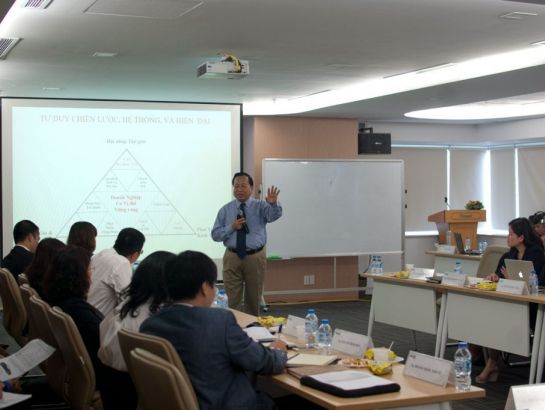 The seminar "Strategic Thinking for leadership & management - Access to ideas & new business model" by Professor. Augustine Ha Ton Vinh