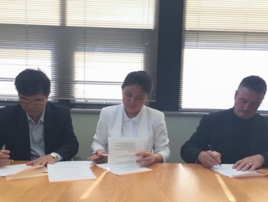 Mrs. Hoang Nguyen Thu Thao, CEO of NHG and Mr. Thomas B. Hasset, Vice President of Global Recruitment of Gannon Universtity, USA signed a cooperation contract to exchange instructors, students and curricula