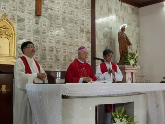 Bishop Joshep Dinh Duc Dao visited UK Academy on August, 30th, 2016 and had a conversation with the management and students