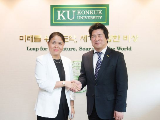Mrs. Hoang Nguyen Thu Thao, CEO of NHG and Dr. Sang-Gi Min, President of Konkuk University (KKU) at the signing ceremony between iStudent and KU.