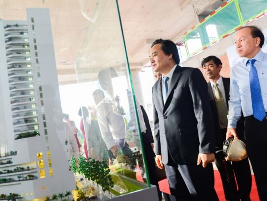 Prof. Phung Xuan Nha was particularly interested in the intelligent auditorium system, the idea of the green avenue with the romantic Romeo – Juliet garden, and the library café