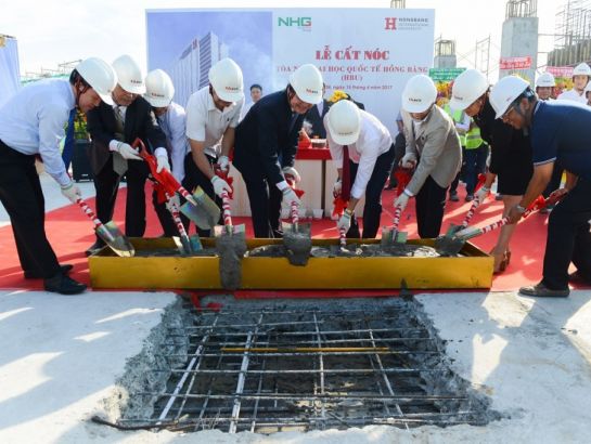 The roofing ceremony for the HBU “Ship of knowledge” was successfully held on the morning of April 15th with the attendance of the Minister of Education and Training, Prof. Dr. Phung Xuan Nha, NHG Board of Directors and HBU teachers as well as students.
