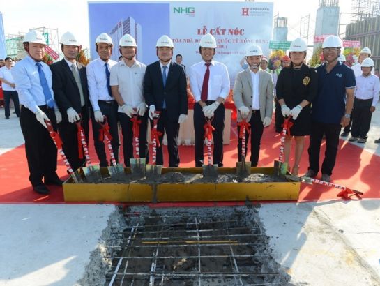Prof. Phung Xuan Nha and NHG leaders during the roofing ceremony