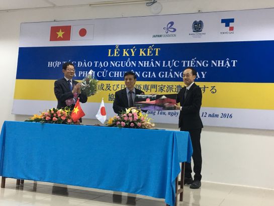 The 3-way cooperation signing ceremony between the Japan Foundation, Tokyo Gas and BVU on December 20th, 2016: “To develop a workforce fluent in Japanese and to send instructors to teach at BVU”