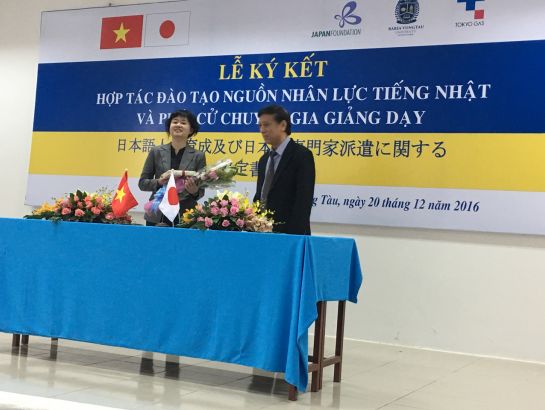 The 3-way cooperation signing ceremony between the Japan Foundation, Tokyo Gas and BVU on December 20th, 2016: “To develop a workforce fluent in Japanese and to send instructors to teach at BVU”