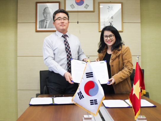 Bà Lê Ý Nhi, Giám đốc Viện Hợp tác quốc tế & du học iStudent và ông Chan-Hee Park, Phó hiệu trưởng ĐH Konkuk thực hiện nghi thức ký kết hợp tác.
