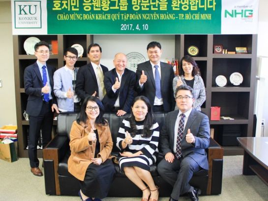 Ban điều hành NHG chụp ảnh lưu niệm cùng lãnh đạo ĐH Konkuk sau lễ ký kết.