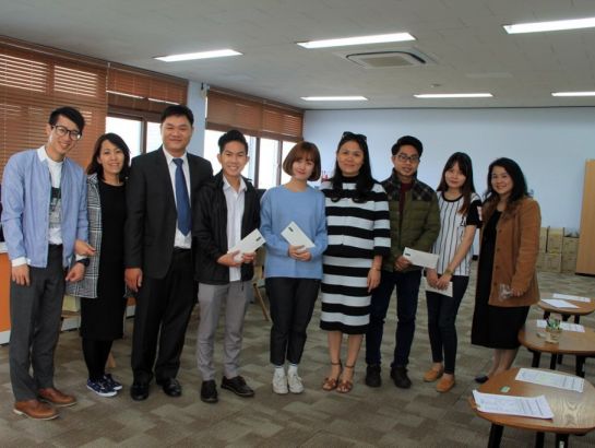 Bà Hoàng Nguyễn Thu Thảo, Tổng giám đốc NHG và Ban điều hành tập đoàn đến thăm-tặng quà cho sinh viên HBU đang du học ngành Ngôn ngữ Hàn tại ĐH Konkuk trong khuôn khổ chuyến thăm.