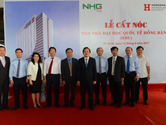 Prof. Phung Xuan Nha and NHG leaders during the cermony