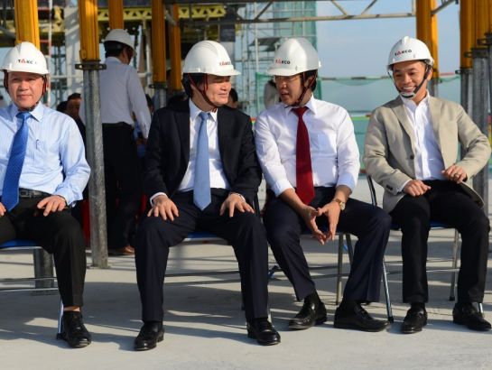 Prof. Phung Xuan Nha, NHG leaders and representatives of main constructor at the ceremony