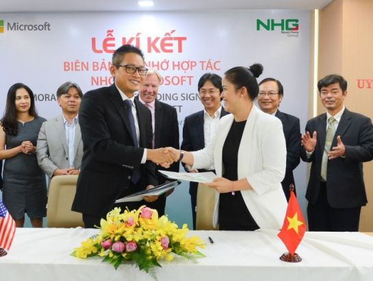 Bà Hoàng Nguyễn Thu Thảo, CEO của NHG và ông Vũ Minh Trí, Tổng giám đốc Microsoft Việt Nam bắt tay sau nghi thức ký kết giữa hai Tập đoàn.