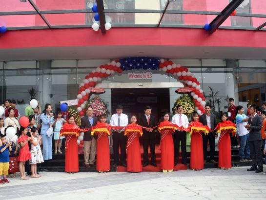 The leaders of Quang Ngai province and Nguyen Hoang Group cut the ribbon to inaugurate the central admin block - IEC Quang Ngai.