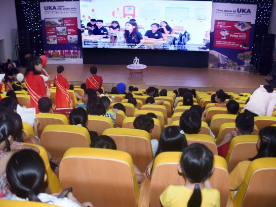 Parents and students watched NAO robots performance at the program and learnt about the study program at IEC Quang Ngai.