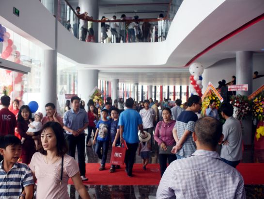 Parents and students visited the central admin block – IEC Quang Ngai at the event.