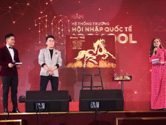Pham Hong Minh – Represent for old students of iSchool performed a painting to celebrate the 10 Years Anniversary.