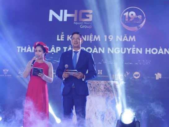 MC Bình Minh và Ốc Thanh Vân (phụ huynh trường SNA) dẫn chương trình Lễ kỷ niệm mừng NHG tròn 19 tuổi.