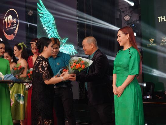 Bà Hoàng Nguyễn Thu Thảo tặng hoa cho Ban giám khảo NHG’s Got Talent.