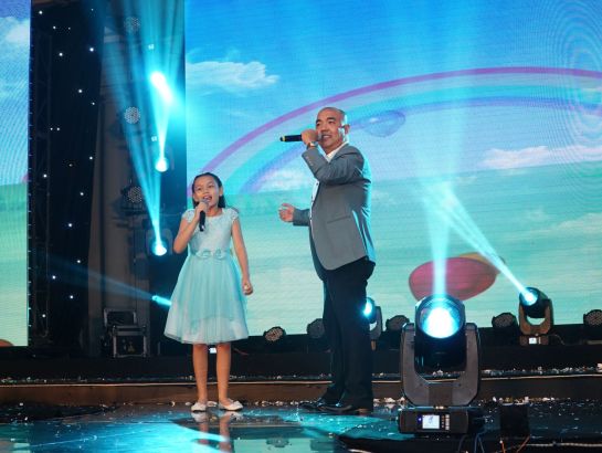 Actor Quoc Thuan and Bao Ngu performed the song “The Little Boy”.