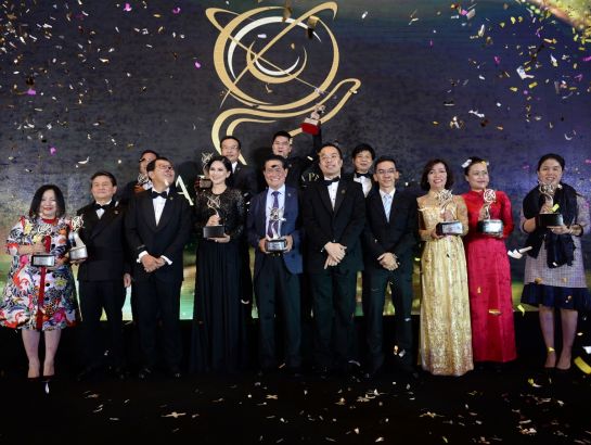Mrs. Hoang Nguyen Thu Thao – CEO of Nguyen Hoang Group (NHG) along with 14 outstanding business leaders of Vietnam received APEA award 2017