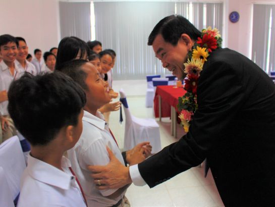 Mr. Nguyen Hong Linh - Member of the Party Central Committee, Secretary of the Baria-Vungtau Provincial Party Committee, Chairman of the People's Council of Ba Ria - Vung Tau Province talked to UKA students on his visit to the school on the occasion of Vietnamese Teacher’s Day November 20th.