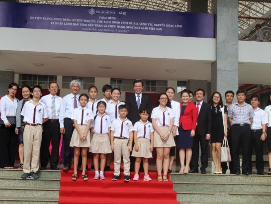 Mr. Nguyen Hong Linh - Member of the Party Central Committee, Secretary of Baria-Vungtau's Provincial Party Committee, Chairman of the People's Council of Ba Ria-Vung Tau and the provincial delegations took pictures with NHG leaders and UKA Ba Ria Board of Administrators at the ceremony.