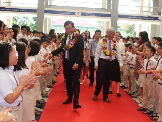 UKA Baria students welcome Mr. Nguyen Hong Linh on his visit to the school this morning, November 20th, 2017.