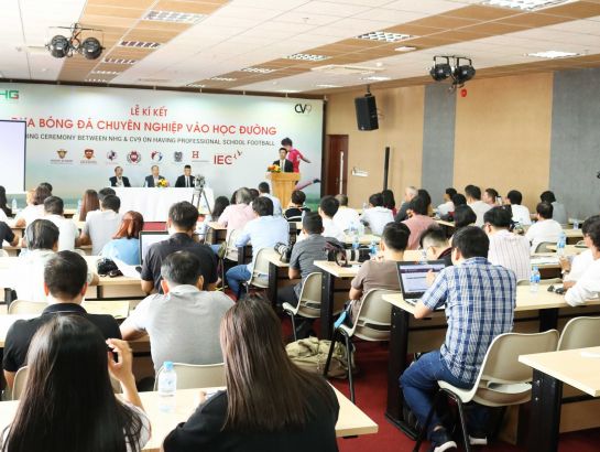 Toàn cảnh họp báo và kí kết "đưa chương trình bóng đá chuyên nghiệp vào học đường" giữa NHG và danh thủ Lê Công Vinh.