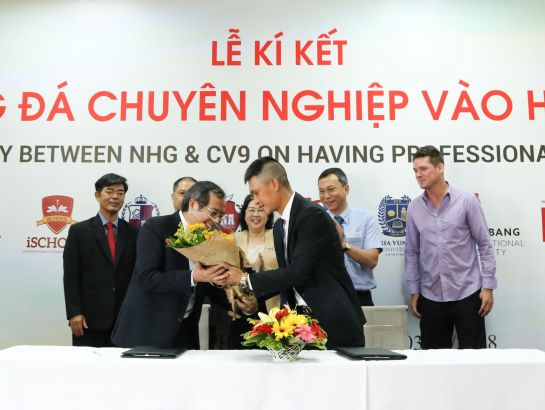 Tiến sĩ Đỗ Mạnh Cường tặng hoa cho cựu danh thủ Lê Công Vinh, chúc mừng sự hợp tác.