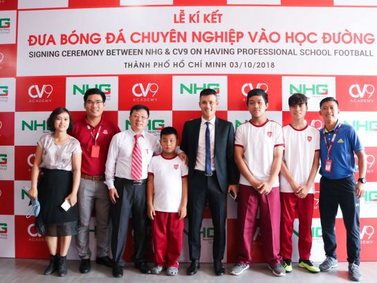 Cầu thủ Lê Công Vinh cùng các em học sinh iSchool chụp ảnh lưu niệm tại chương trình.