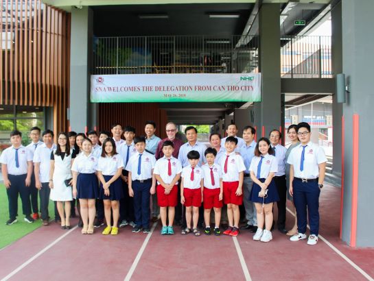 Can Tho delegation together with the representatives and the students of SNA.