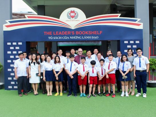 Can Tho delegation together with the representatives and the students of SNA.