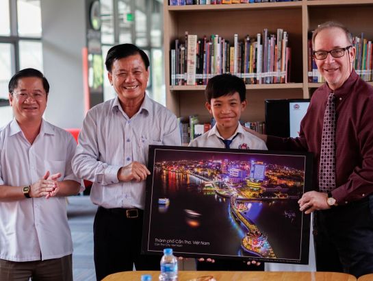 Can Tho City's delegation presented a picture to SNA.