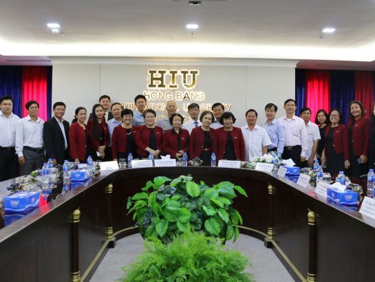 The delegation of Can Tho City together with the administrators and the lectureres of HIU.