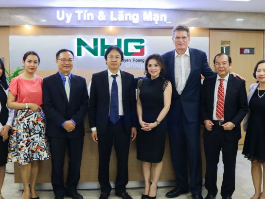 NHG president - Mr. Hoang Quoc Viet and Mr. The Hon Ted Baillieu took picture after the meeting at NHG headquarter