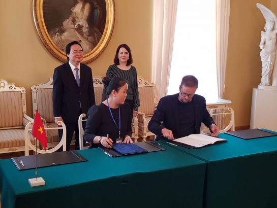 Ms. Hoang Nguyen Thu Thao, CEO of NHG constructed the signing ceremony with Claned Group under the witness of two countries's Ministers of Education