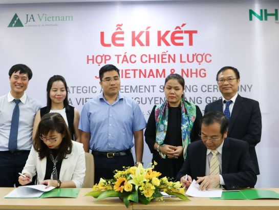 Dr. Do Manh Cuong, Permanent Member of NHG's education council - NHG's Academic Director and Ms. Doan Bich Ngoc,  Deputy Managing Director of JA Vietnam constructed the singing ceremony under the witness of leaders of two sides