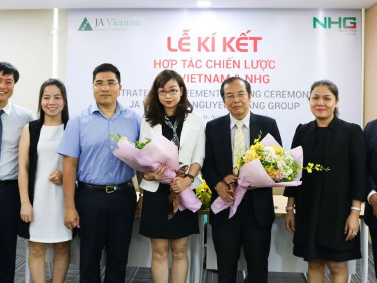 Bà Hoàng Nguyễn Thu Thảo, Tổng Giám đốc NHG tặng hoa cho lãnh đạo hai bên để chúc mừng sự hợp tác thành công giữa NHG và JA Việt Nam